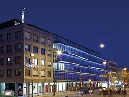 <p>Eingebettet zwischen den denkmalgeschützten Gebäuden des Stadttheaters und der Justiz der Fuggerstadt Augsburg präsentiert sich die PATRIZIA IMMOBILIEN AG in ihrem neuen, repräsentativen Firmensitz.</p>
