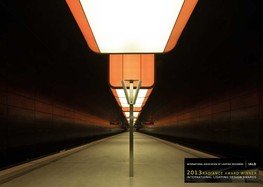 <p>Die Haltestelle HafenCity Universität wird dem Anspruch, den Nahverkehr attraktiv zu gestalten, in besonderer Weise gerecht. Das Konzept, das hier umgesetzt wurde, verbindet auf sehr gelungene Weise architektonische Innovation und moderne Technik mit der Hafenatmosphäre an der Oberfläche.</p>
